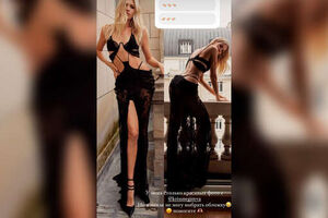 Модель Лена Перминова снялась в «голом» платье с разрезами на балконе в Париже
