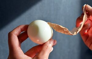 «Бабушкин способ», как быстро почистить вареное яйцо