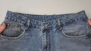 Увеличьте джинсы в талии +15 см незаметно и аккуратно. Их будет очень удобно носить