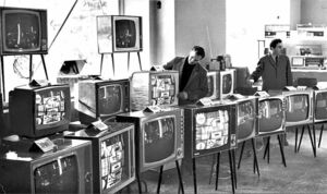 Почему корпусы советских телевизоров делали из дерева, а не из пластика