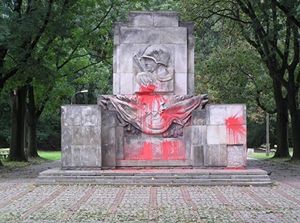 Депутаты: Россияне с радостью заплатят за переезд советских памятников из Польши