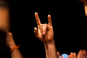 Как жест «коза» стал символом рок-культуры