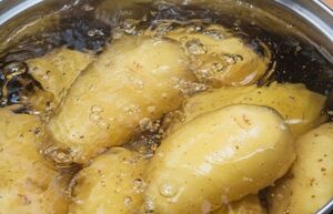 В кастрюле осталась вода из-под картошки: почему сливать ее в раковину - досадная ошибка
