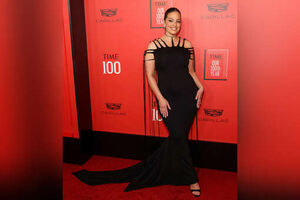 Модель plus-size Эшли Грэм вышла на публику в платье с разрезами