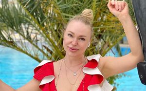 Актрису Аллу Довлатову раскритиковали за снимок в купальнике