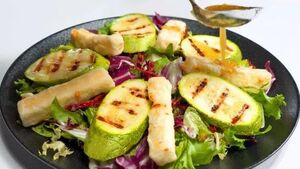 Греческий салат с кабачками и жареной фетой