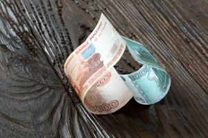 Россияне стали активно закрывать вклады в иностранной валюте