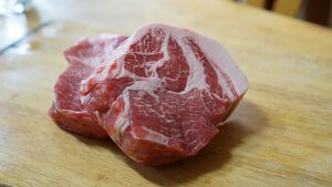 Для чего мудрые хозяюшки рекомендуют заливать мясо чаем