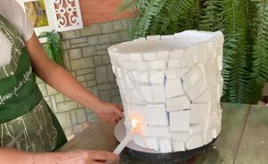 Пластиковое ведро, пенопласт и свеча: делюсь мастер-классом по изготовлению красивых кашпо «под камень»