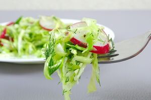8 продуктов, которые не стоит есть вечером, если не хотите проснуться с отеками