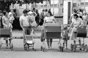 Детские коляски в СССР: от деревянного ящика до моделей с рессорами и тормозами