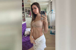 Модель Анастасия Костенко заявила об отсутствии боли в груди через месяц после пластики