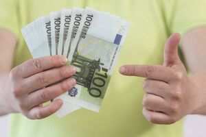 В обменниках появились в свободном доступе наличные доллары и евро