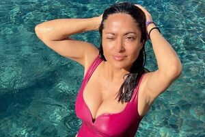 56-летняя Сальма Хайек показала фото в купальнике и без макияжа