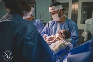 Фото молящегося отца над новорождённым, которое облетело соцсети