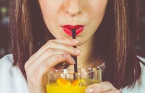 Почему никогда не нужно пить через пластиковую соломинку: 2 веские причины