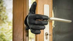 Как оградить свой дом от ограбления: 7 проверенных советов