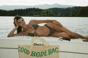 Модель Кендалл Дженнер снялась в купальнике на озере