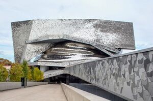 Блики птичьих стай, или Авангардная филармония со сверкающим фасадом