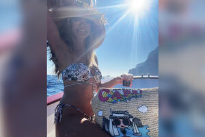 Супермодель Хайди Клум опубликовала фото в купальнике на яхте