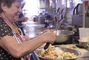 Вкусно как дома у бабушки: ресторан, нанял бабушек разных национальностей, чтобы готовить домашнюю еду
