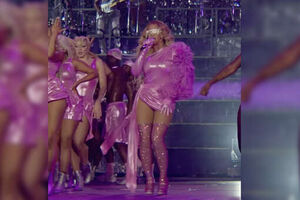 Бейонсе в розовом наряде в стиле Барби спела на концерте