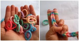 Нехитрым способом плету на пальцах красоту из маленьких разноцветных резинок для волос