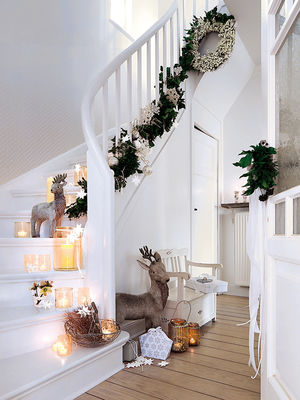 Красивое новогоднее оформление лестницы в доме