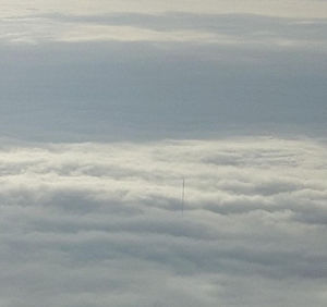 Загадка гигантской антенны, торчащей из облаков