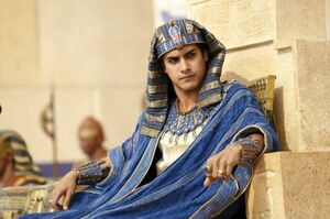 Что за странные колпаки и платки носили на головах египетские фараоны
