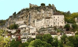 Рокамадур – «цепляющийся» за скалу старинный городок Франции