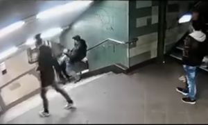 Мужчина, пинком спустивший немку с лестницы в метро, сбежал на Родину