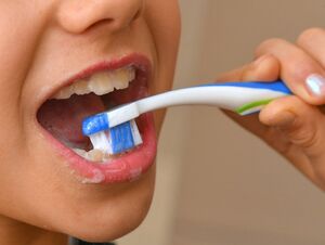 7 способов, как использовать зубную щетку в быту