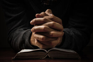 Молитва «99 имен Божьих»: забудь о невзгодах