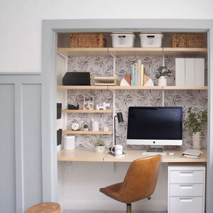 Идеи, как создать рабочее пространство дома используя обычный шкаф