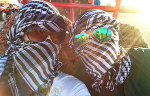 От экипировки боевика до маски туриста: как простой арабский платок покорил мир