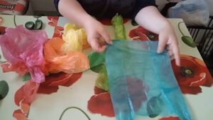 Нарезаю пакеты для разноцветной пряжи: практичное решение для переработки пластиковых пакетов