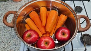 Вкус детства, без магазинной химии! Зачем варить морковь с яблоками?