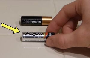 Элементарный способ отличить заряженную батарейку от «севшей» за пару секунд