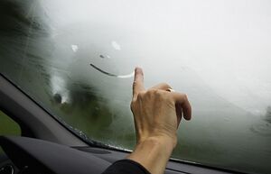 Почему запотевают стекла изнутри автомобиля, и как с этим справиться