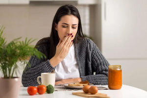 Почему тошнит после еды, и как справиться с этим симптомом