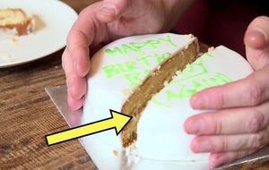Хитрый способ, как порезать и слопать кусок торта, чтобы никто не заметил пропажу