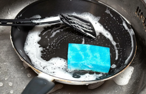 Как чистить сковороду с антипригарным покрытием