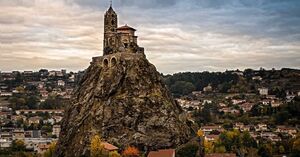 Древняя часовня на вершине скалы: святилище, окутанное атмосферой духовности