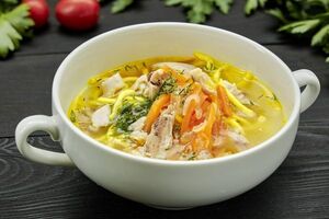 Суп с лапшой рамен, свининой, зеленым горошком и кукурузой