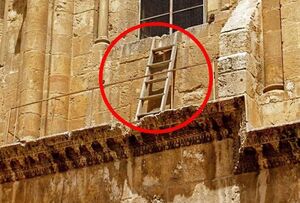 Символ раздора или примирения: Почему «Недвижимая лестница» в Храме гроба Господня веками стоит на одном и том же месте