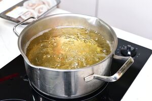 Как приготовить золотистый куриный суп: нужно ввести три добавки – не все об этом знают