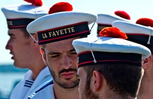 Для чего у французских моряков на бескозырке красный помпон