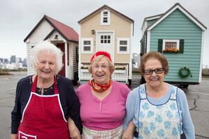 Три пенсионерки поселились в домиках на колесах, показав, что и крошечное жилье может быть удобным
