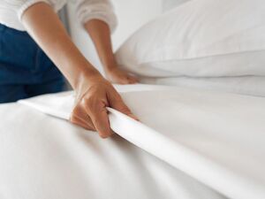 Как быстро освежить постельное бельё без стирки
